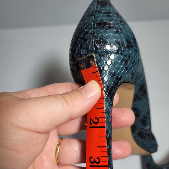Like New Kenneth Cole New York Riley Leather Pump size 7 - Picture 10 of 14